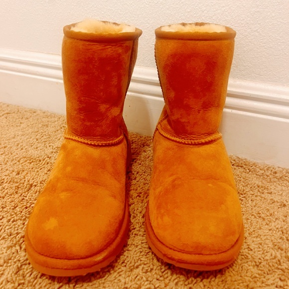 UGGS SIZE 6 - Picture 3 of 3